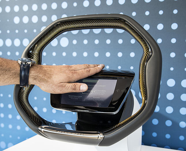 Der Entwurf von ZF mit Display in der Mitte und Leuchtsignalen im Lenkradkranz.