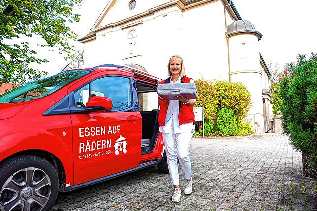Ältere Menschen erhalten in Singen und im Hegau weiter ihr Essen auf Rädern. Hier eine Mitarbeiterin bei der Auslieferung.