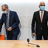 Guy Parmelin (links), Bundespräsident der Schweiz, und Alain Berset, Bundesrat und Gesundheitsminister der Schweiz, bei der ...