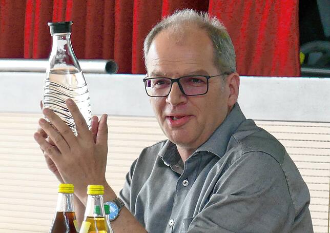 Mit Charme und Humor wirbt Armin Reitze für „bestes Wasser aus unseren Leitungen!“. Dem Zweckverband wird er nach seinem ...