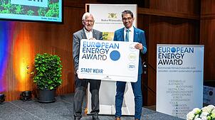 Noch im Mai 2022 nahm Paul Erhart (links im Bild mit Umwelt-Staatssekretär Andre Baumann) als stellvertretender Bürgermeister den ...