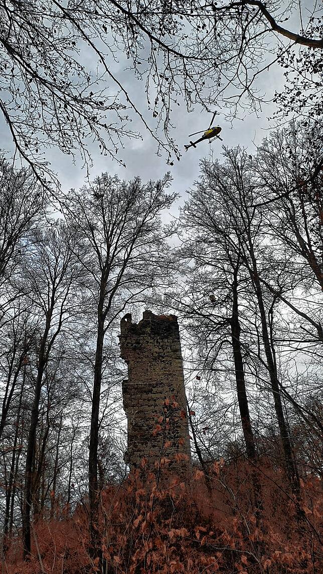 Der Hubschrauber über der Ruine Kargegg.