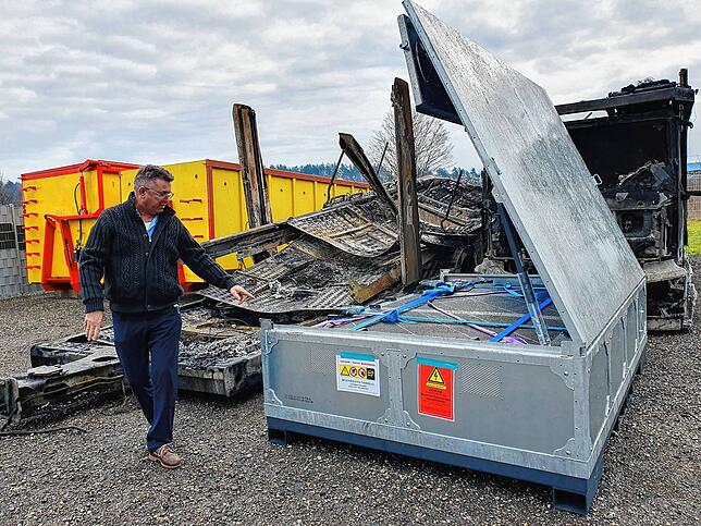 Rolf Moll öffnet einen Container, in dem ein Spezialcontainer mit den geborgenen Akkus lagert. Die Temperatur wird eine Woche lang ...