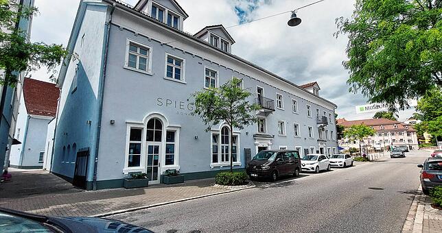 Dort, wo einst das „Twist“ beheimatet war, ist an der Fassade nun in großen Buchstaben „Spiegelsaal ...