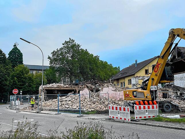 Bild 17: Brennet: Das Gasthaus "Kreuz" vor und nach dem Abriss
