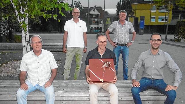 Stühlerücken bei der Tischtennis-Abteilung der DJK Donaueschingen (vorne, v.l.): der neue Vize-Abteilungsleiter Hubert Kaiser, der ...