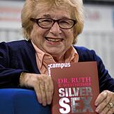 2008 präsentiert Ruth Westheimer ihr Buch &bdquo;Silver Sex&ldquo; auf der Buchmesse.