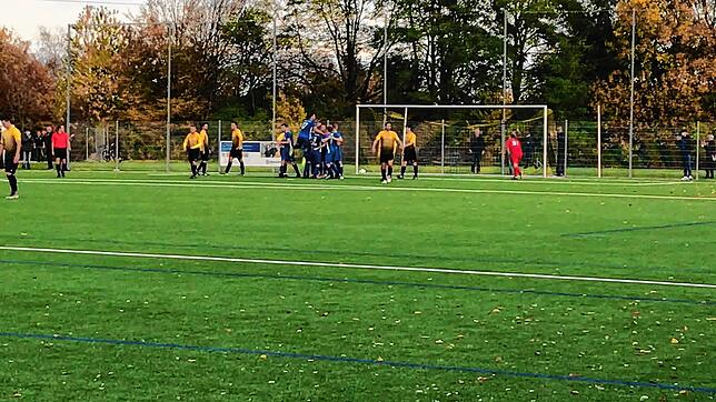 Jubel in Blau! Dominik Armbruster erzielte kurz vor Schluss den 4:3-Siegtreffer.