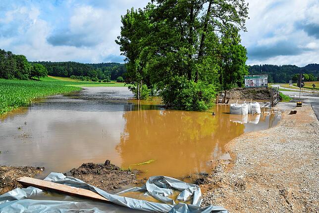 Bild 21: Land unter, Straße unter: Bilder von der überfluteten Brücken-Baustelle auf der L194 beim Freibad