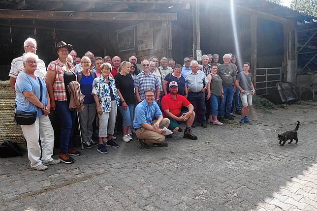 Die Besuchergruppe im Lauterbachhof. Vorne der Leiter der SÜDKURIER-Lokalredaktion Singen, Stephan Freißmann (links), und Landwirt ...