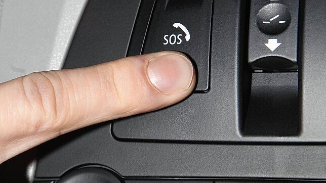 Notruf von morgen: Mit einem Klick übermittelt E-Call die Position des Autos an die Retter. Bild: Thomas Starck/dpa