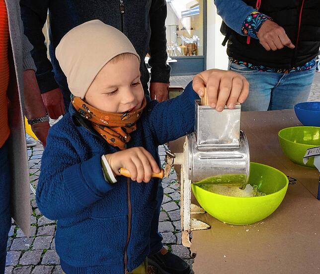Noah stellt am Stand des ZG Raiffeisen Markts Seife her.