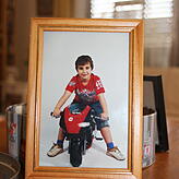 Mit der Grundschule kamen die sozialen Probleme. „Ich sah halt aus wie ein Junge“, kommentiert Danilo das Foto mit Motorrad.