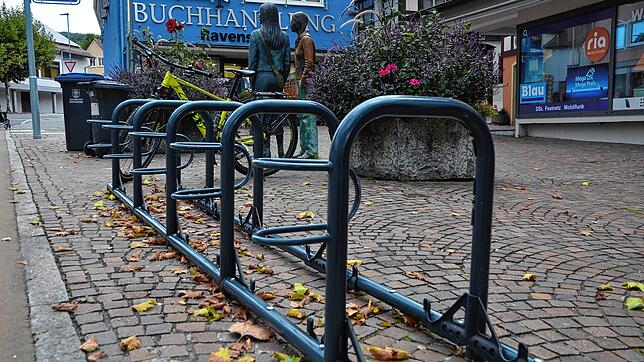 Zusätzliche Metallständer für Drahtesel: In der Markdorfer Innenstadt werden weitere 22 Fahrradständer aufgebaut. Sie sollen rund um das ...