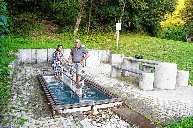 In Bräunlingen-Döggingen sind Ayse Baser und ihr Mann Huseyin Baser an der Kneipp-Stelle. Ayser Baser war den ganzen Tag auf den Beinen. ...