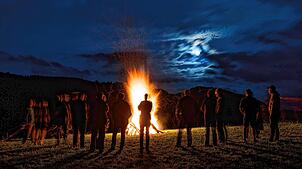 Hier hat das mit dem Mahnfeuer besser geklappt als im Hotzenwald: Protest beim Mondenschein: Menschen stehen in St. Peter auf einer ...