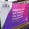 Mit Bannern wie diesen werben mehrere Internetanbieter in Rielasingen-Worblingen für einen Glasfaseranschluss. Die Kritik in der ...