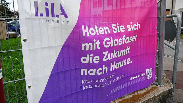 Mit Bannern wie diesen werben mehrere Internetanbieter in Rielasingen-Worblingen für einen Glasfaseranschluss. Die Kritik in der ...