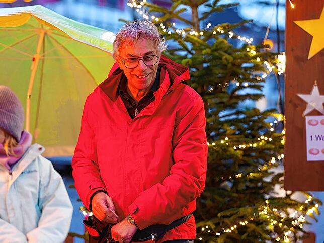 Wolfgang Merk betreibt ein kleines Karussell, das die ganze Zeit über gefragt ist.