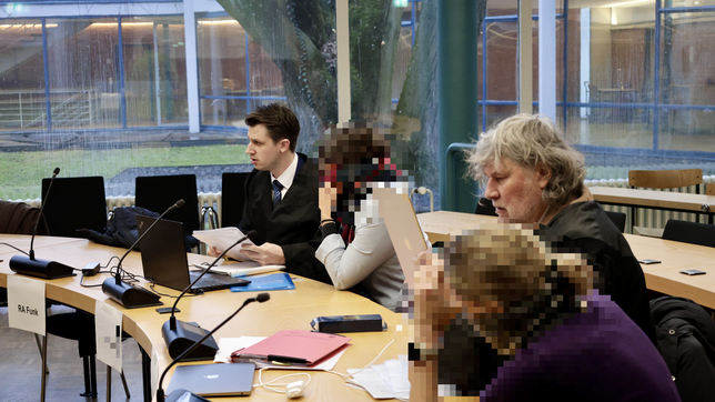 Die wegen fahrlässiger Tötung durch Unterlassung angeklagte Lehrerin und die damalige Referendarin haben im Gerichtssaal kurz vor der ...