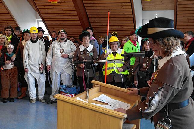 Bild 11: Schlossbühler Füchse, Untersigginger Füchse und Hebsack-Geister stürmen das Deggenhausertaler Rathaus