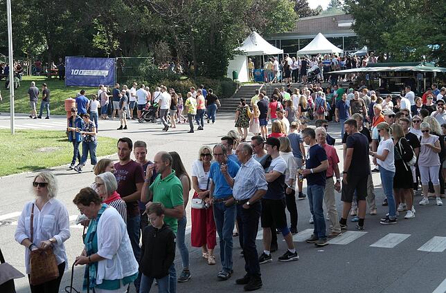 Lange Warteschlange vor den Werkshallen beim Rolls-Royce Familientag in Friedrichshafen-Manzell: Die meisten Besucher wollten sich einen ...