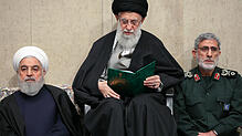 Von der eigenen Bevölkerung kritisiert: Irans Religionsführer Ajatollah Ali Chamenei (Mitte), Präsident Hassan Rouhani und General ...