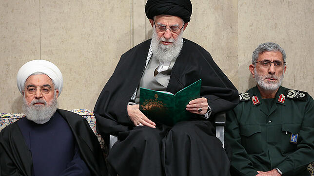 Von der eigenen Bevölkerung kritisiert: Irans Religionsführer Ajatollah Ali Chamenei (Mitte), Präsident Hassan Rouhani und General ...