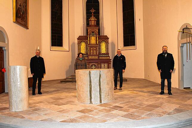 Sie freuen sich über die Sanierung von St. Georg und den neuen Altarbereich (von links): Pfarrer, Michael Lienhard, Mesnerin Manuela ...