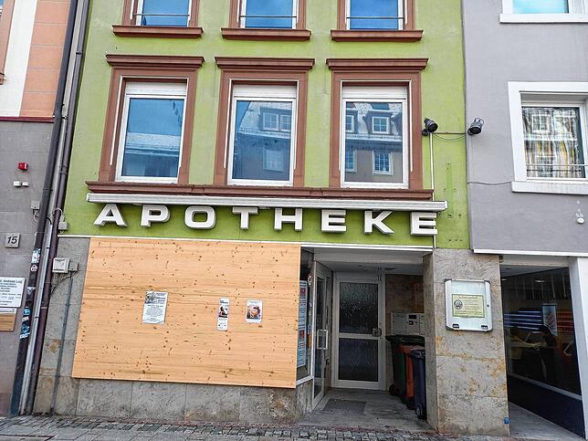 Seit dem Auszug der Rats-Apotheke sind die Schaufenster mehrfach eingeschlagen worden, jetzt ist das Schaufenster mit einer Holzplatte ...