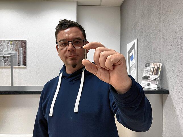 Torsten Stumpf, Leiter Service und Produktion bei Revox, zeigt die älteste Schraube im Ersatzteillager in Villingen. Das Bauteil könnte ...