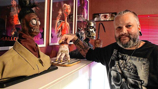 Oliver Müller in seinem Wohnzimmer in Wolterdingen. Er ist begeisterter Sammler von Film- und Serien-Figuren sowie Merchandise. Am ...