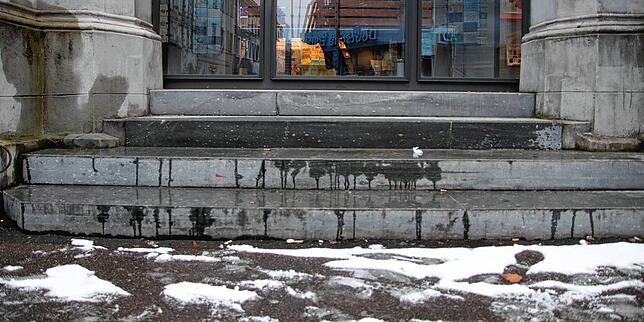 (Archivbild von Januar 2024) Das Eis auf der Treppe zur Eingangshalle am Bahnhof im vergangenen Winter. Hier stürzte eine Frau und ...