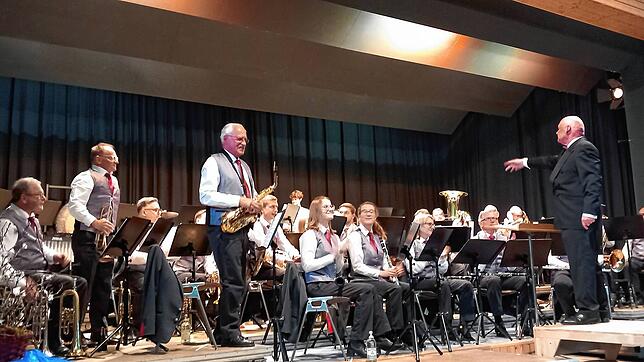 Brilliante Soli des Musikvereins Harmonie Lottstetten (von links): Markus Rehm, Jörg Wagner und Dirigent Martin Weiss begeistern das ...