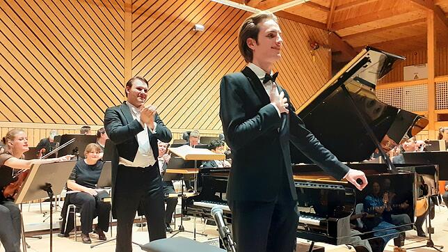 Dirigent Gabriel Venzago (links) und Pianist Yoav Levanon. Foto: Hartmut Ferenschild