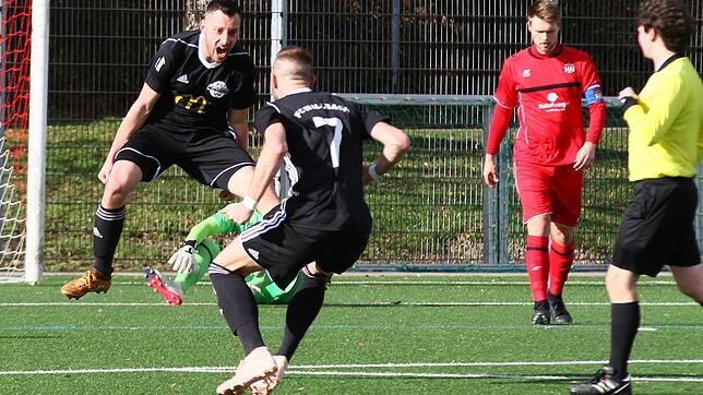 Zu früh gefreut: Christian Albiez (links) vom FC Wallbach bejubelt mit Sebastian Rupp sein Tor zum vermeintlichen 2:0-Endstand beim FV ...