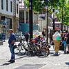 Auf Abstand bleiben die Menschen beim Einkauf in der Innenstadt. Seit Freitag haben auch wieder Geschäfte mit mehr als 800 Quadratmetern ...