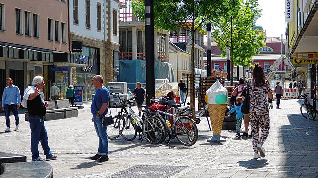 Auf Abstand bleiben die Menschen beim Einkauf in der Innenstadt. Seit Freitag haben auch wieder Geschäfte mit mehr als 800 Quadratmetern ...