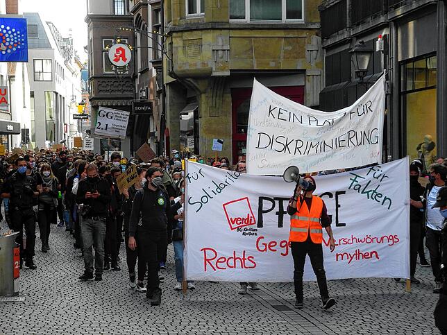 Viele hundert Konstanzer und Vertreter des überparteilichen Bündnisses zogen am Sonntag friedlich vom Herosé-Areal zum Gondelhafen und ...