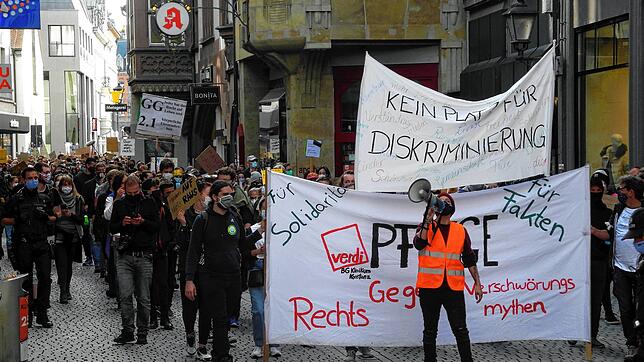 Viele hundert Konstanzer und Vertreter des überparteilichen Bündnisses zogen am Sonntag friedlich vom Herosé-Areal zum Gondelhafen und ...