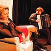 Schauspielerin Birgit Nolte im Theaterstück &bdquo;Die Welt hochwerfen&ldquo; im Überlinger Nolte-Theater. Seit dem Corona-Lockdown im ...
