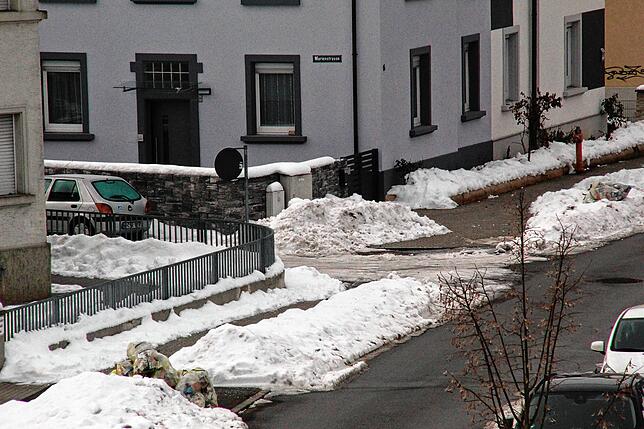 Die Gelben Säcke häufen sich im Schnee.