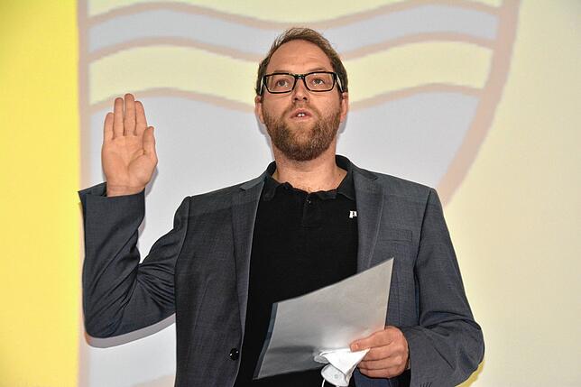 Pascal Wölfle, der neue Ortsvorsteher Oberbaldingens, leistet vor dem Gemeinderat seinen Amtseid.