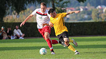 Bezirksliga SG Reichenau/SGR.-Waldsiedl. &ndash; FC Öhningen Gaienhofen 1:4. Alessandro Fiore Tapia (FC Öhningen) gegen Simon Meer (SG ...