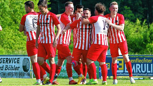 Großer Jubel beim FV Walbertsweiler/Rengetsweiler! Nach dem 2:0 über den FC Neustadt ist der die Rote Laterne los.