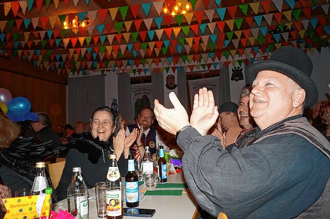 Die Gäste wie Schultes Daniel Heß(vorne rechts) hatten ihren Spaß an den gelüfteten Geheimnissen aus dem Ort.