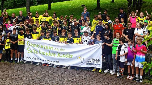 Insgesamt 80 Fußballbegeisterte treten in neun Mannschaften bei der Mini-Weltmeisterschaft gegeneinander an. Am Ende gibt es für alle ...