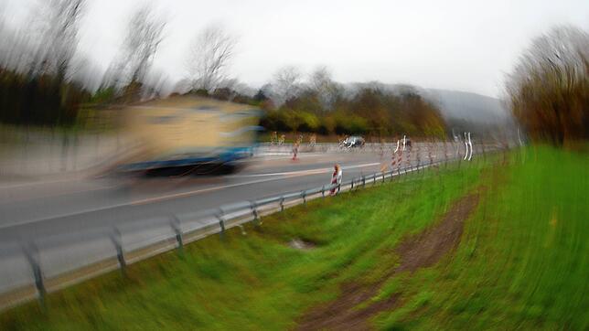 Ein verwackelter Blick auf die Baustelle, in der sich der Unfall aufgrund von Sekundenschlaf ereignet hat (Symbolbild).
