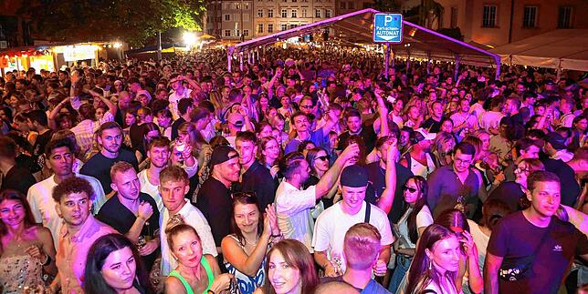 (Archivbild von 2024) So ist das Weinfest: Gedrängte Enge, aber viele fröhliche Konstanzer, die ihre Mitmenschen und auch den Wein und ...