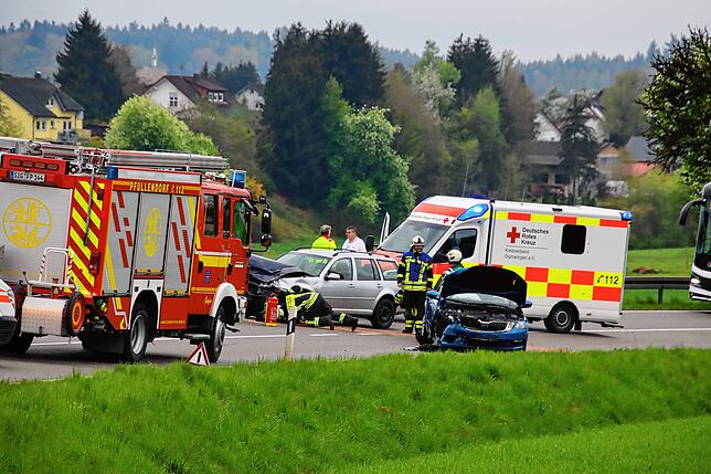 Feuerwehr, Polizei und DRK sind mit etlichen Fahrzeugen im Einsatz.